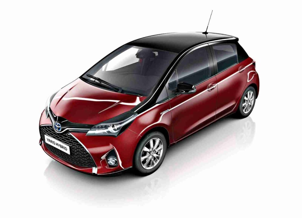 Siyah tavanlı Toyota Yaris Barselona kırmızısı