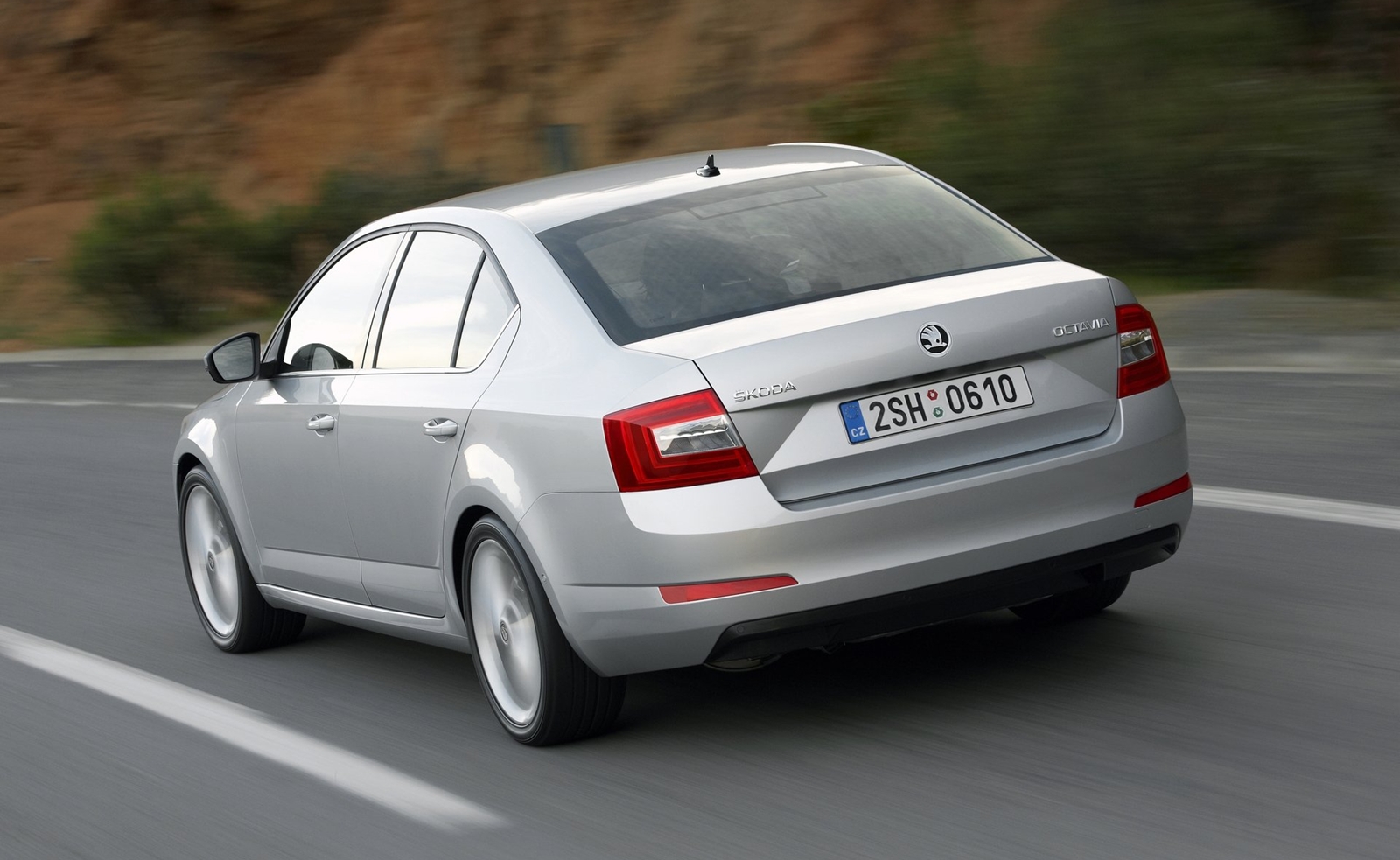 Yeni Škoda Octavia 1.0 TSI, ekonomik yakıt tüketimi ve 115 HP gücüyle Türkiye yollarında satışa sunuldu.