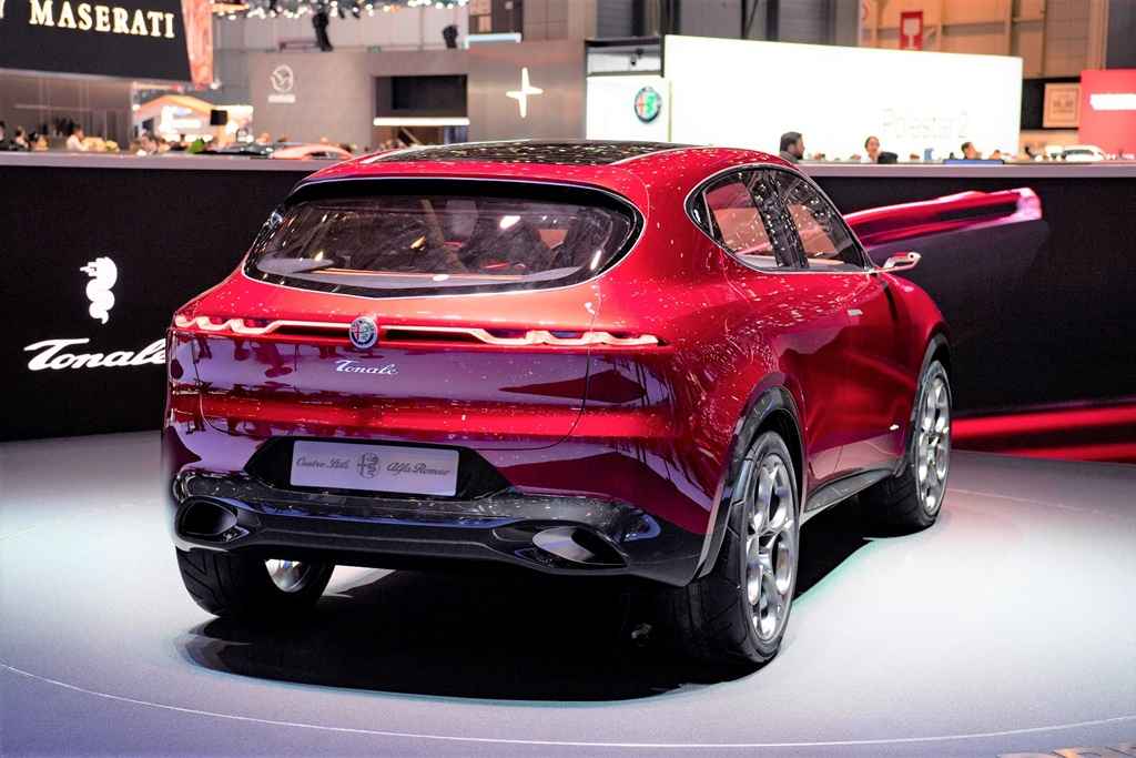 Alfa Romeo 21 inç jant ve 3+3 far tasarımı