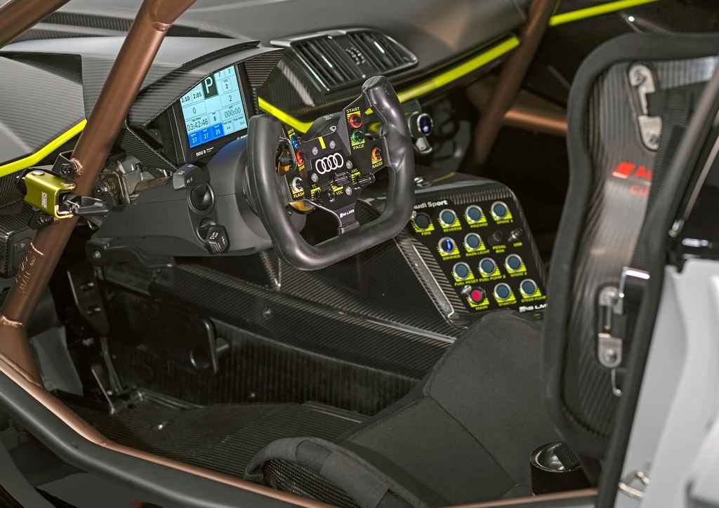Audi R8 LMS GT2 kokpit