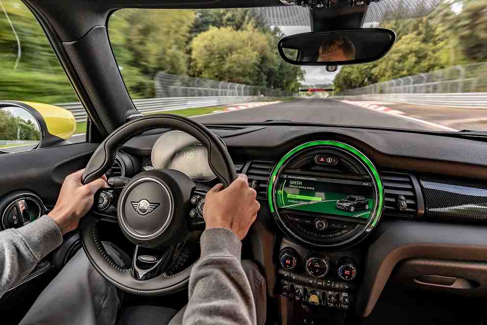 Jackie Stewart MINI Electric sürüş deneyimi