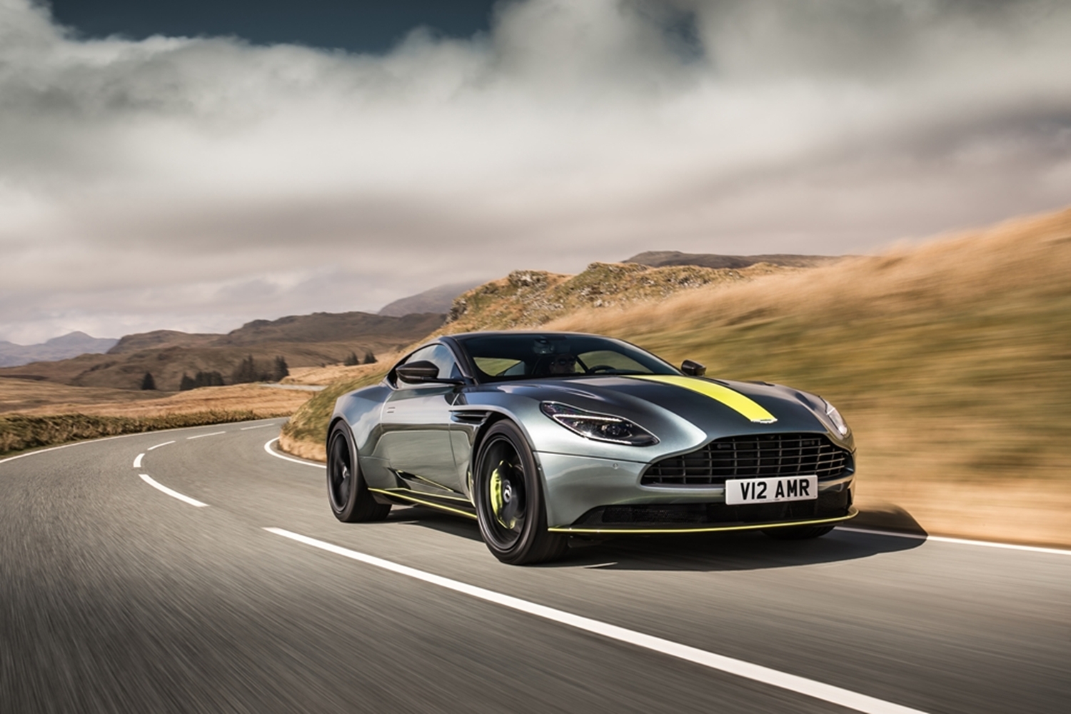 Aston Martin DB11 V12 AMR modeli İstanbul showroom’da sergileniyor