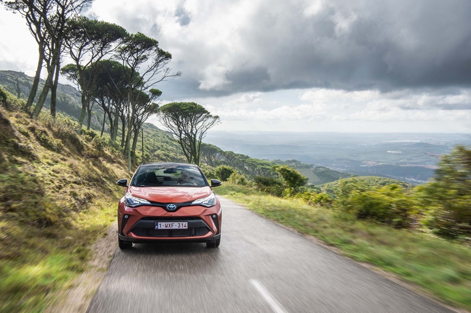 Yenilenen Toyota C-HR’ın Türkiye yollarında tanıtım görseli – Toyota C-HR ön görünüm