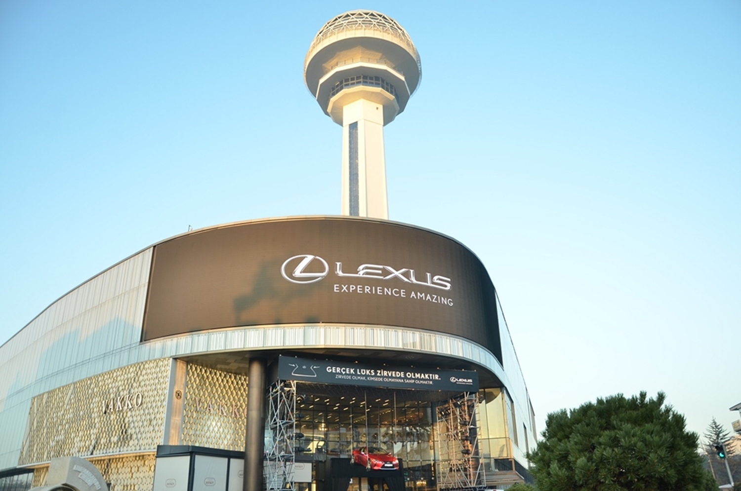 Atakule'de havada sergilenen kırmızı Lexus LC 500 coupe