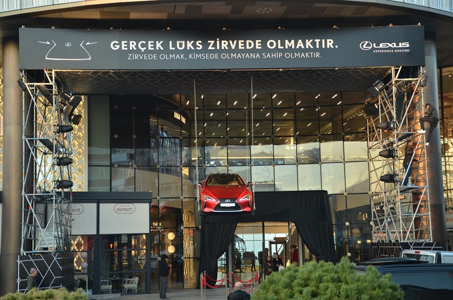 Atakule'de havada sergilenen kırmızı Lexus LC 500 coupe