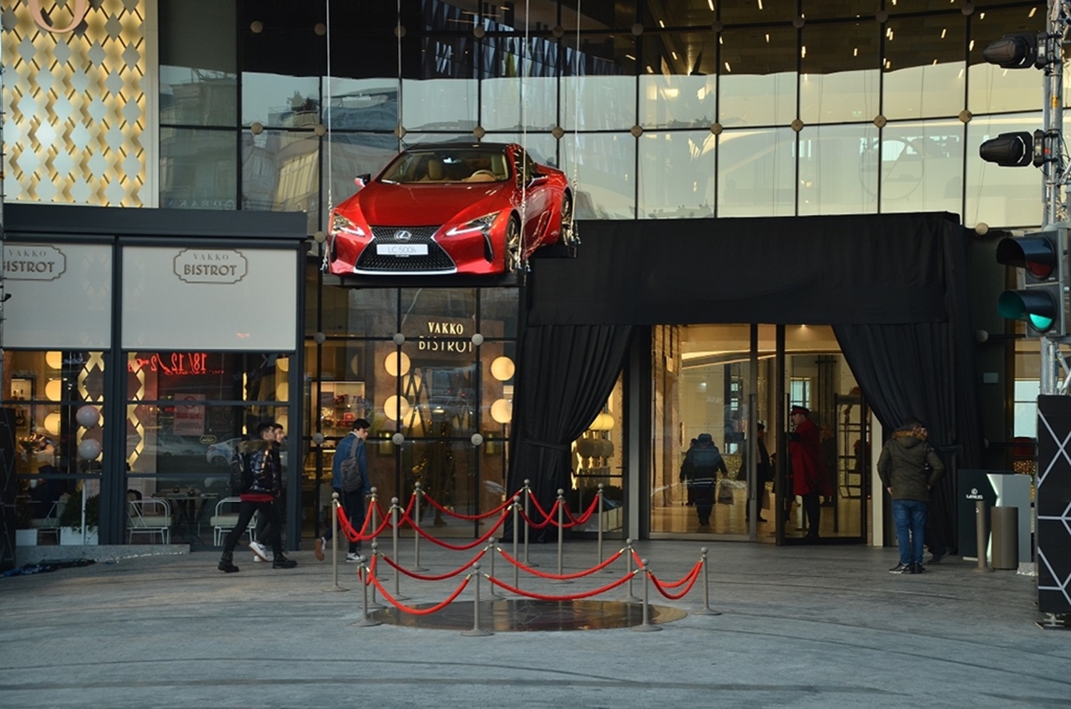 Atakule'de havada sergilenen kırmızı Lexus LC 500 coupe