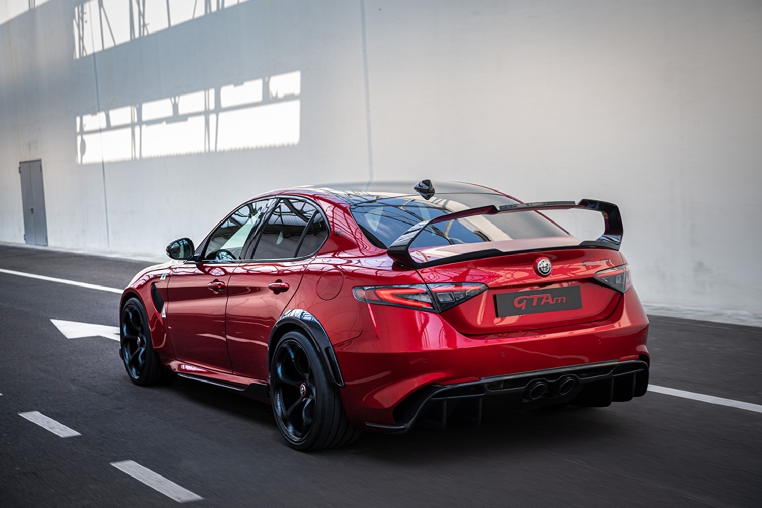 Alfa Romeo Giulia GTA 2020 modeli arkadan görünüş – 540 HP V6 motorlu yeni nesil efsane
