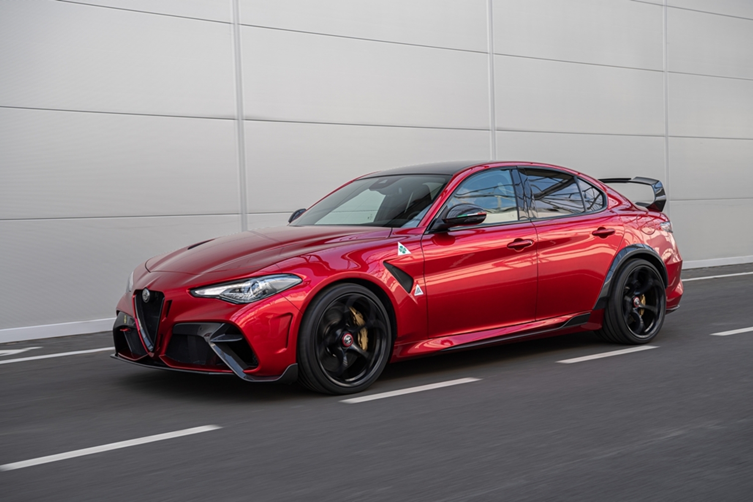 Alfa Romeo Giulia GTA 2020 modeli önden görünüş – 540 HP V6 motorlu yeni nesil efsane