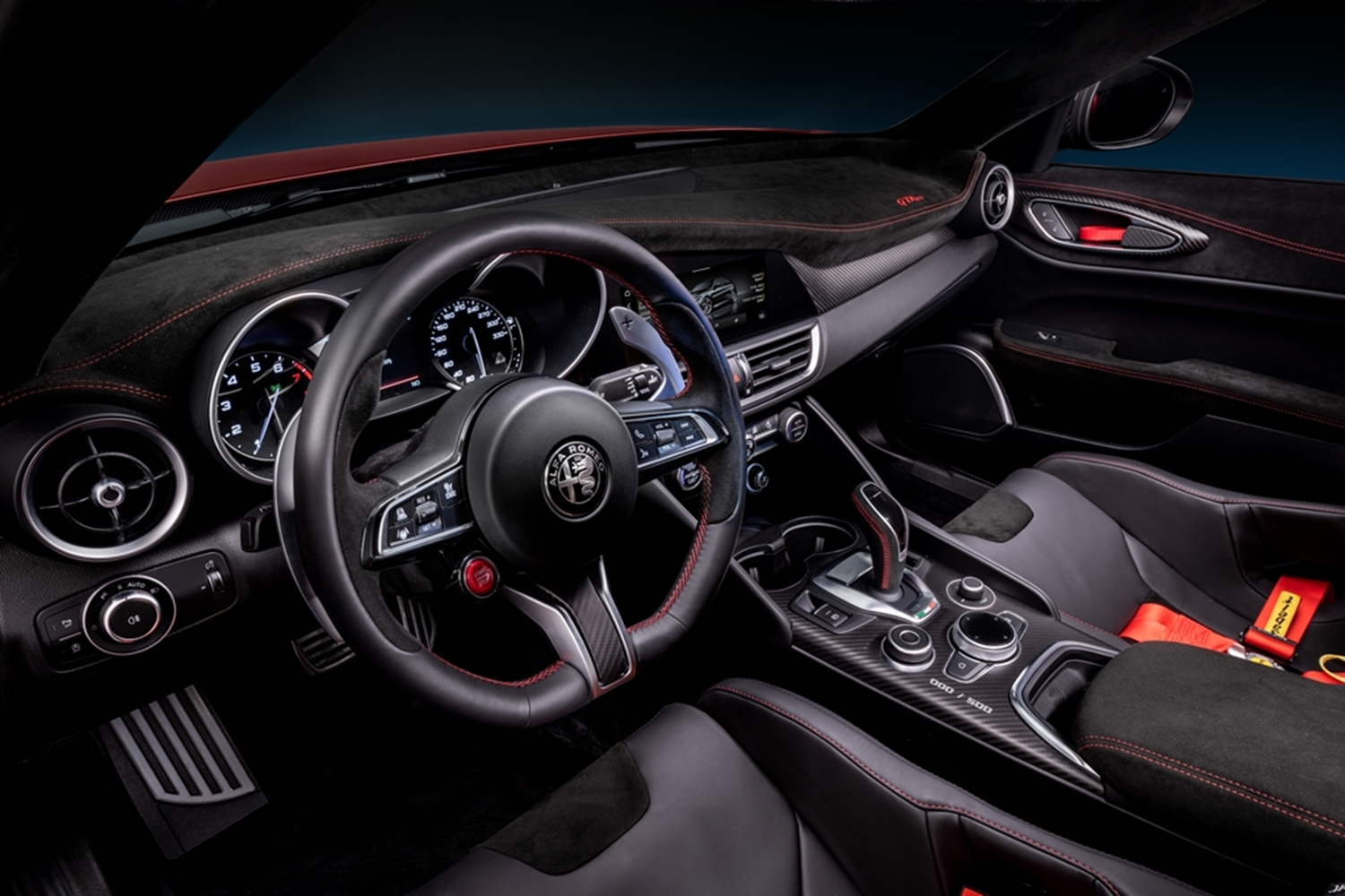 Alfa Romeo Giulia GTA 2020 modeli içten görünüş – 540 HP V6 motorlu yeni nesil efsane