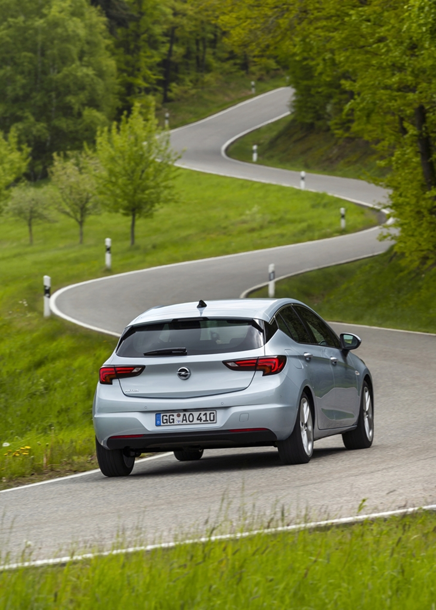 Yeni Opel Astra HB arkadan görünüm