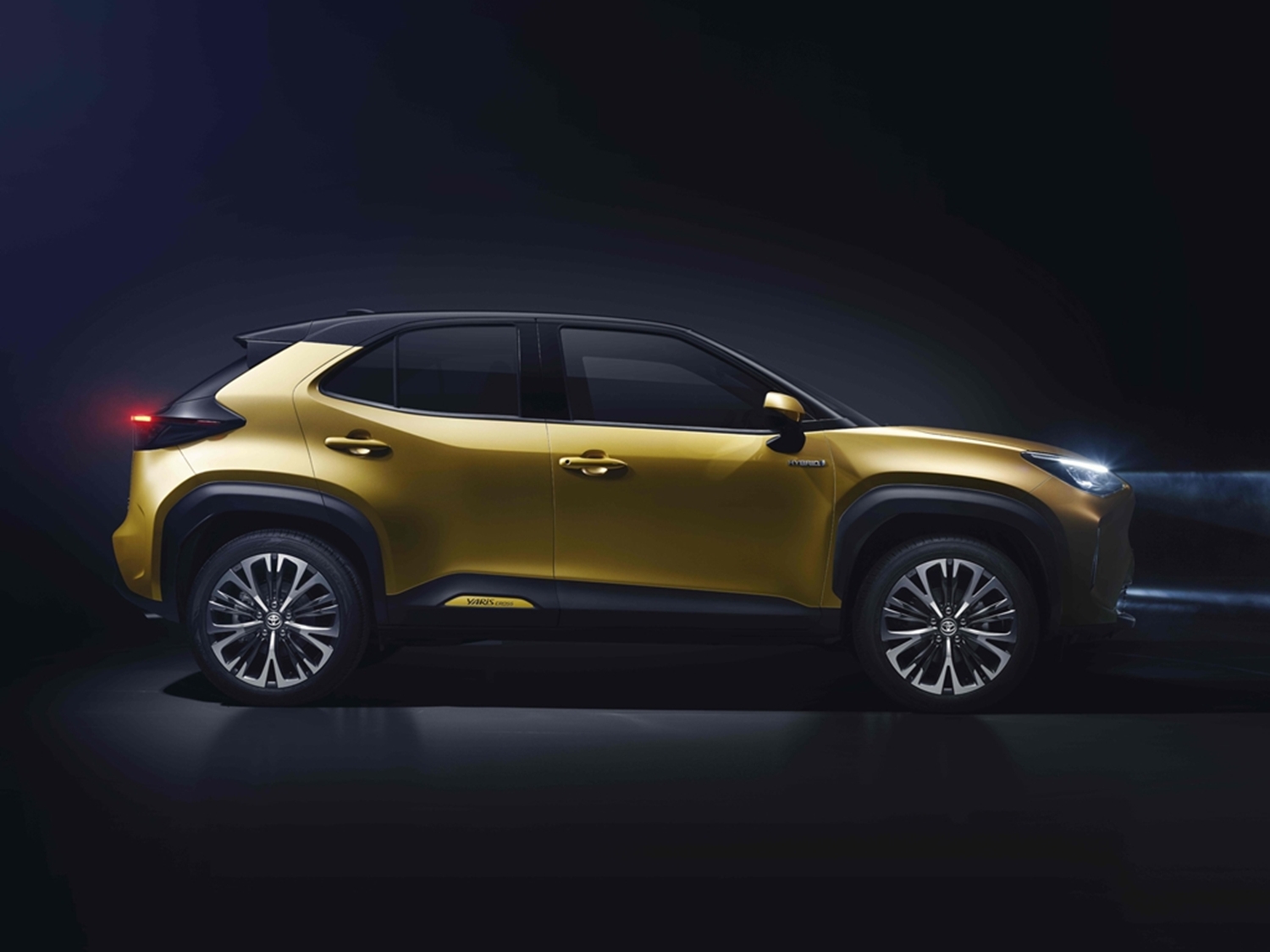 Yaris Cross Brass Gold lansman rengi
