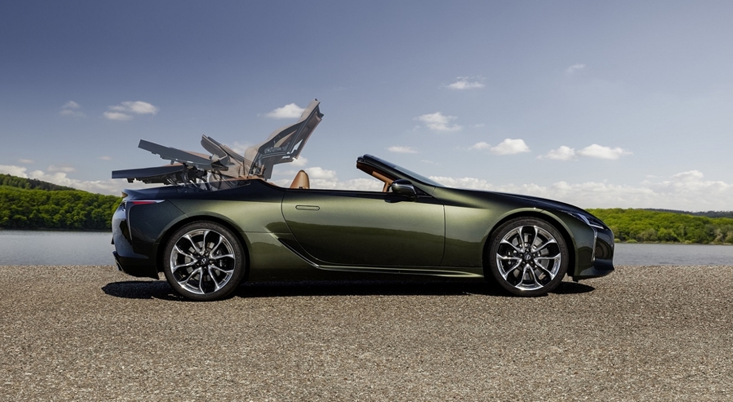 Lexus LC Convertible yandan görünüm – üstü açık sürüş deneyimi