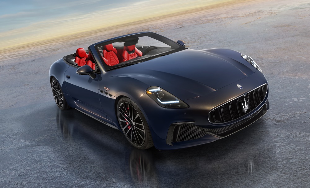 Maserati GranCabrio, Trident serisindeki en yüksek performansa sahip otomobillerin gücünü aldığı 542 hp 3.0 litrelik çift turbolu 6 silindirli içten yanmalı Nettuno motora sahip, Trofeo donanım seviyesinde sunuluyor. 