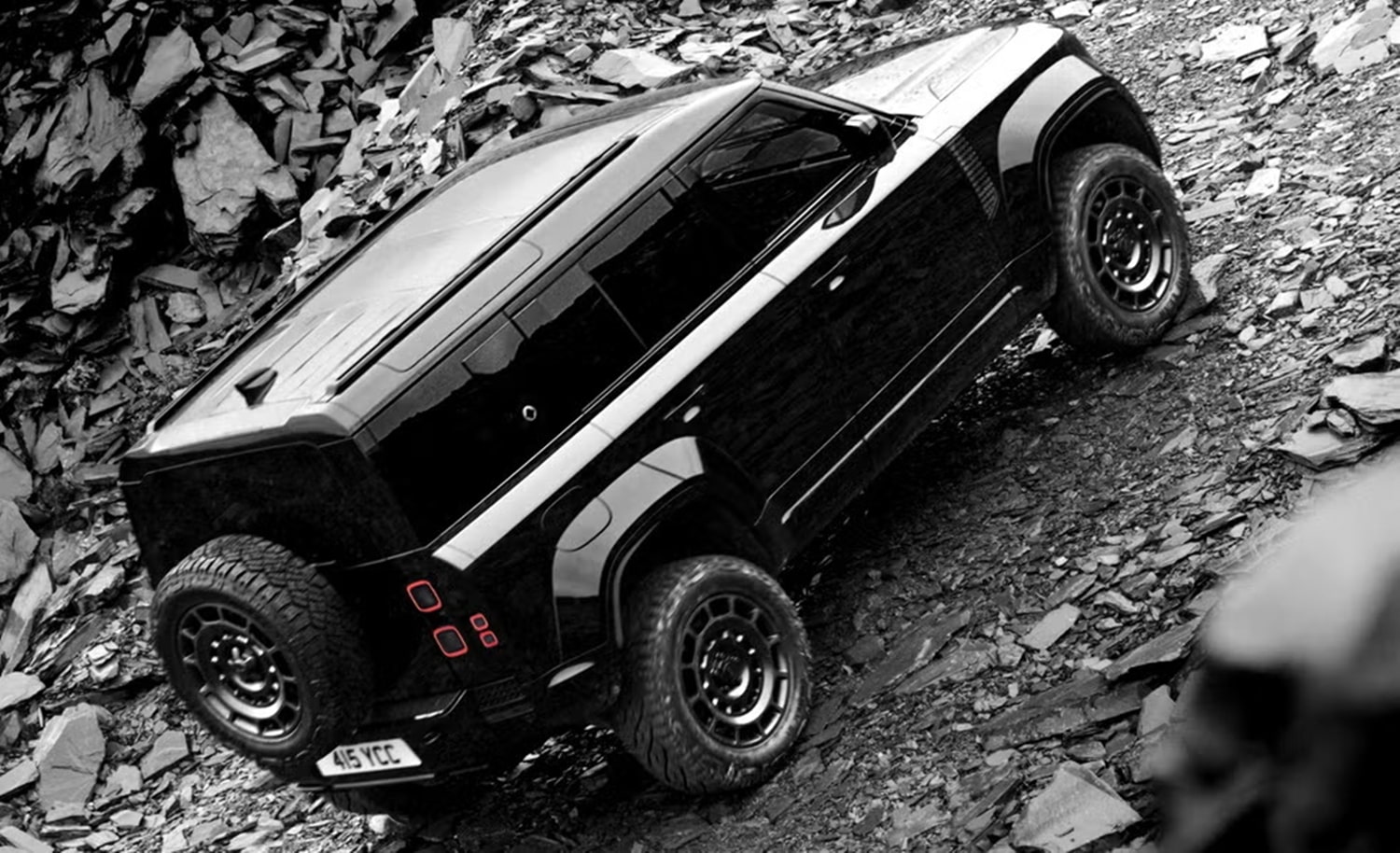 2026 Land Rover Defender Octa Black tamamen siyah tasarımı ve güçlü 626 HP motoruyla SUV tutkunlarını büyülüyor.