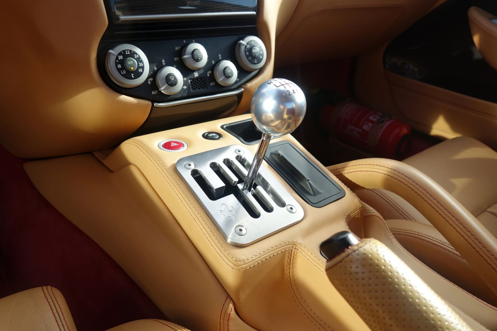 Ferrari manuel vites hayranlarına klasik modelleri öneriyor, yeni modellerde manuel vitesin geri dönmesi ise belirsizliğini koruyor.