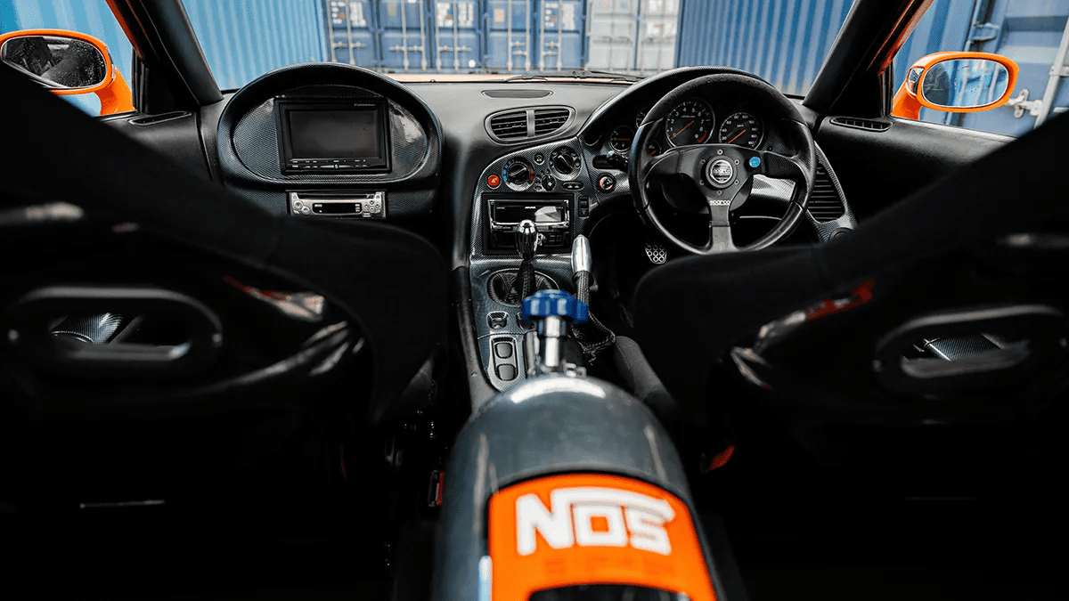 Veilside gövde kitiyle genişletilmiş Mazda RX-7 içi