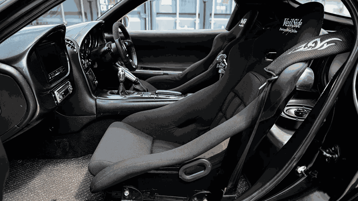 Veilside gövde kitiyle genişletilmiş Mazda RX-7 içi