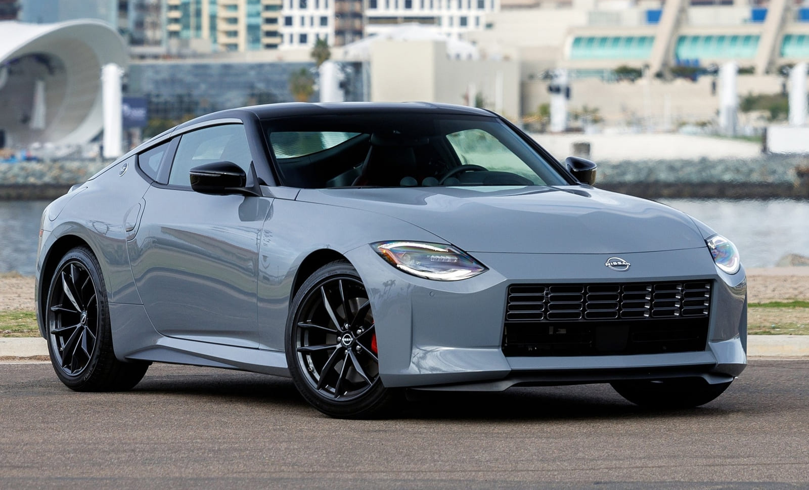 Nissan Z Supra satış karşılaştırması 2025’te Z lehine. Türkiye’de Nissan Z ise sadece özel ithalatla geliyor.