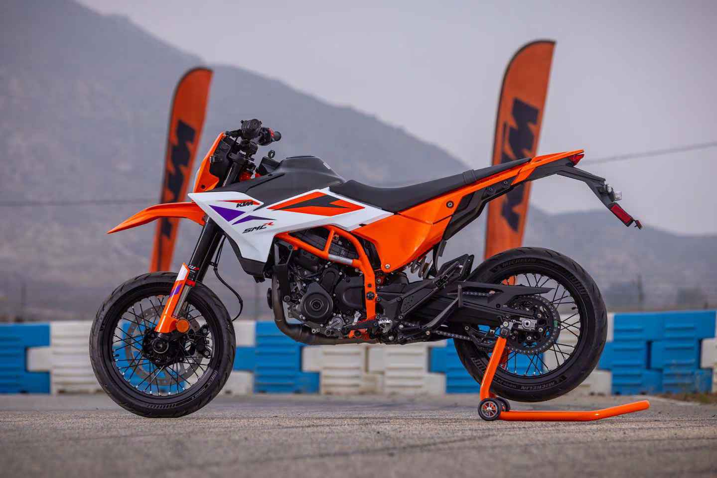 2025 KTM 390 SMC R tasarım
