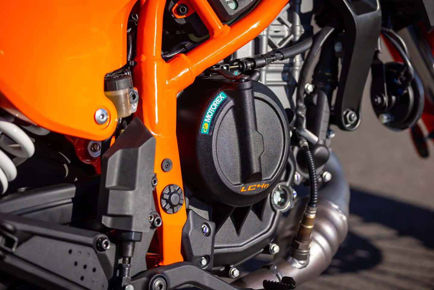 2025 KTM 390 SMC R, 399 cc’lik LC4c tek silindirli motor