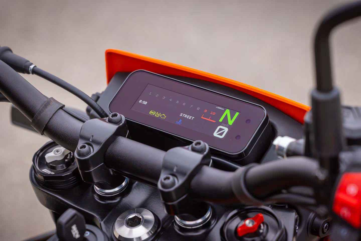 2025 KTM 390 SMC R gösterge paneli