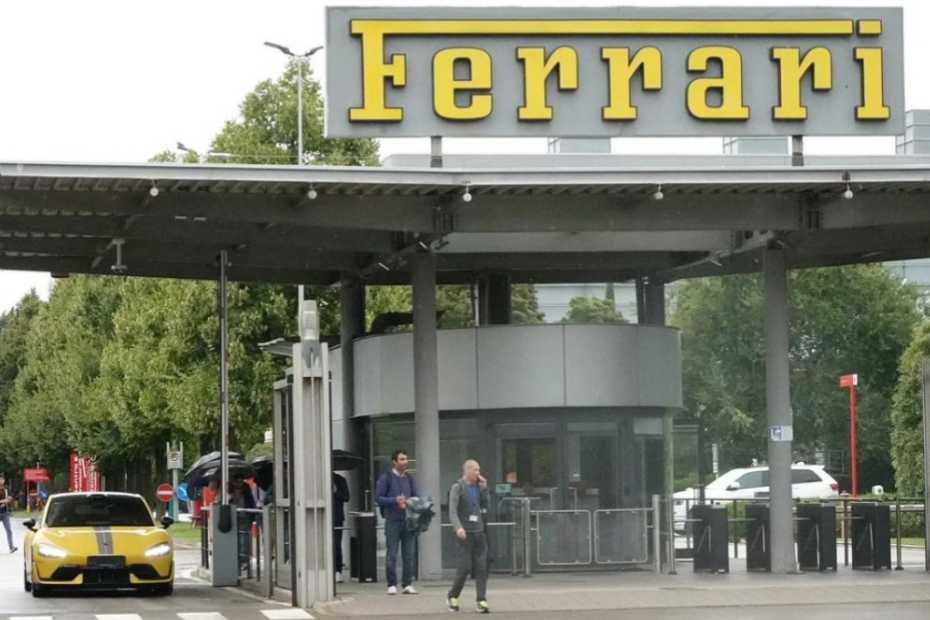 Ferrari’nin Maranello merkezinden çıkan sarı renkli Xiaomi SU7 Ultra elektrikli süper sedan