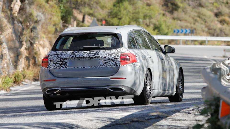 2026 Mercedes C-Class Wagon casus fotoğraf arka görünüm
