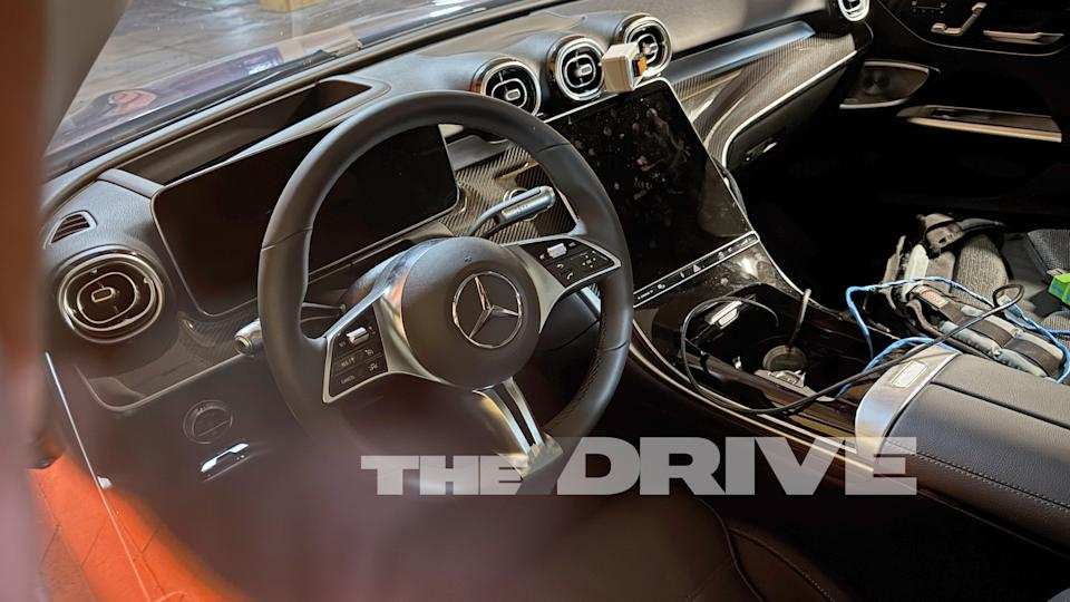 Yeni Mercedes C-Class üç kollu direksiyon