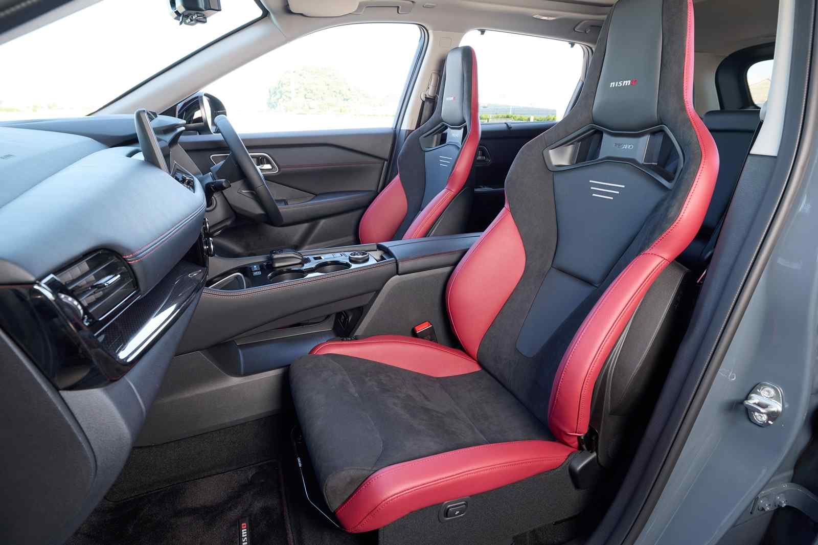 Nissan X-Trail Nismo siyah ve kırmızı iç mekan, Recaro koltuklar