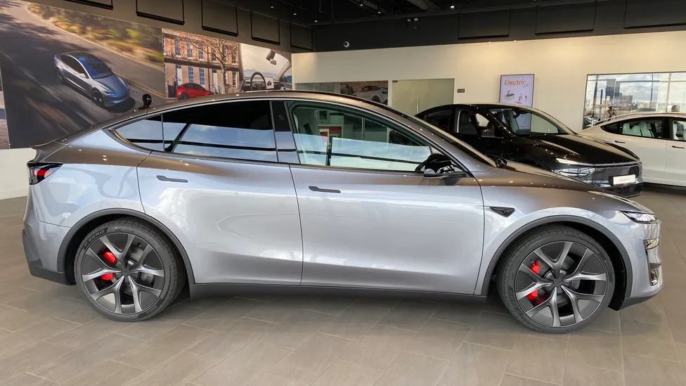 Tesla Model Y Performance yandan görünüm 