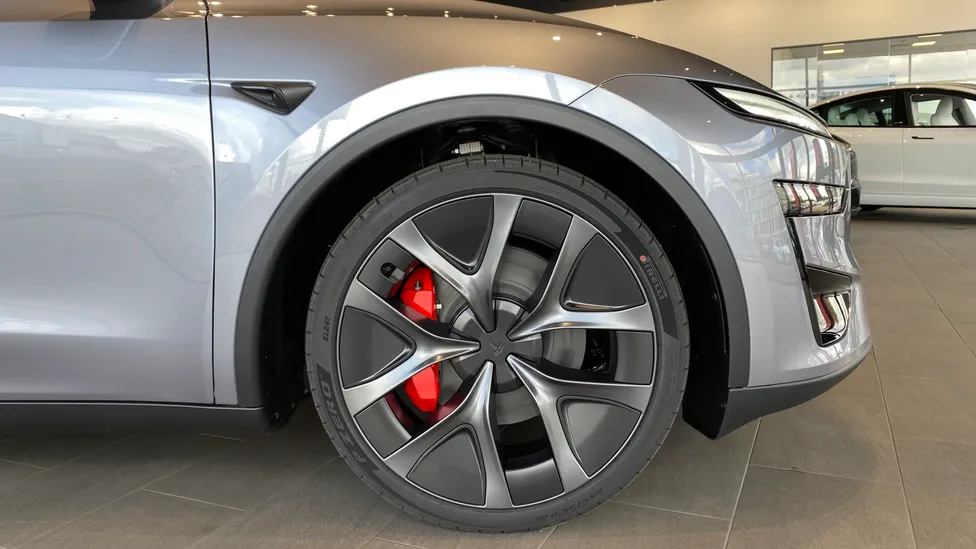 Tesla Model Y Performance 21 inç Arachnid 2.0 jantlar