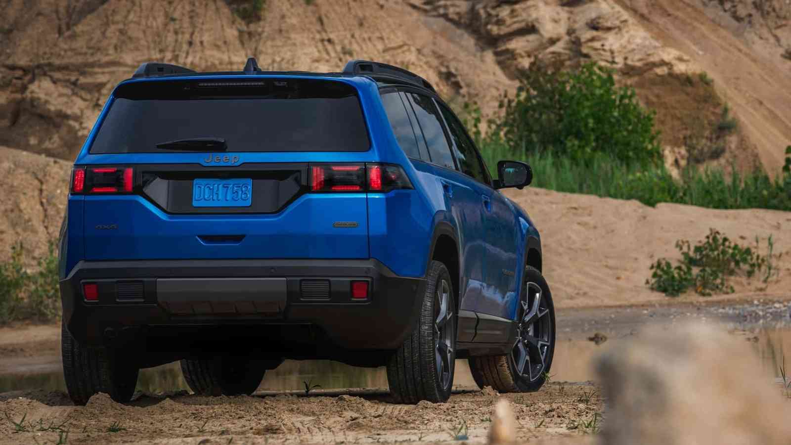 Yeni Jeep Cherokee’nin genişleyen bagaj hacmi ve arka görünümü