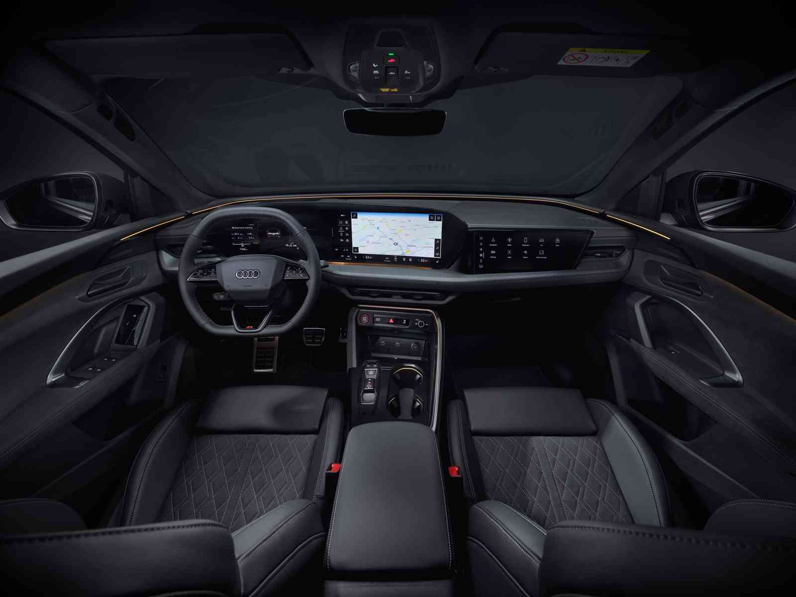 Yeni Audi Q5’in iç mekanı, 14,5 inç OLED MMI ekran ve Audi sanal kokpit plus ile dijitalleşmenin zirvesini sunuyor.