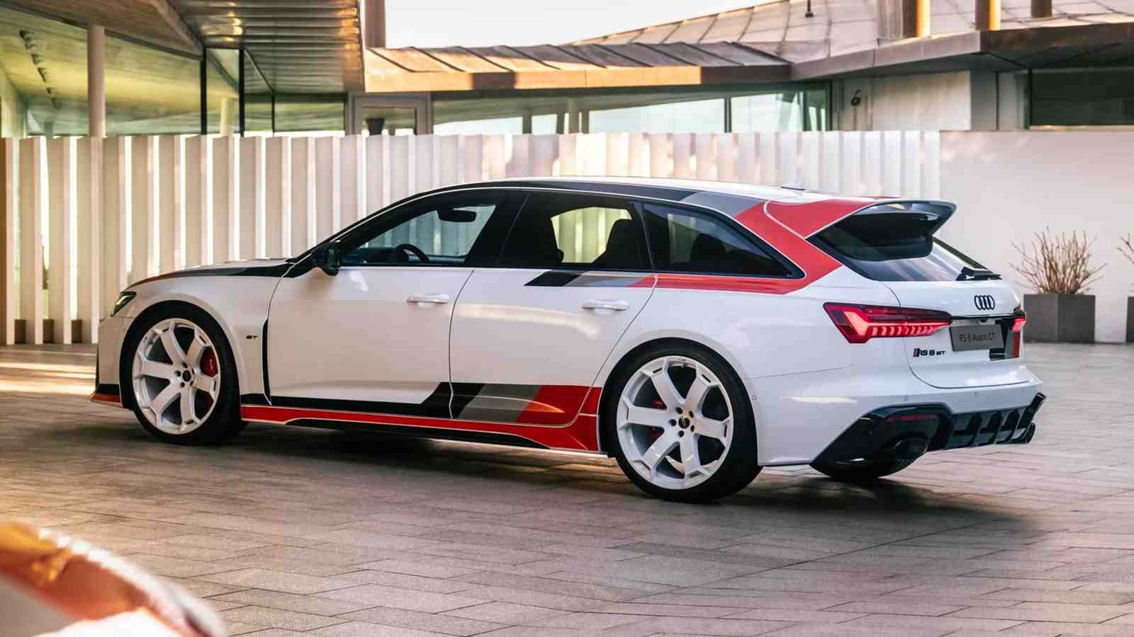 Audi RS6 Avant 2025 model arka görünüm