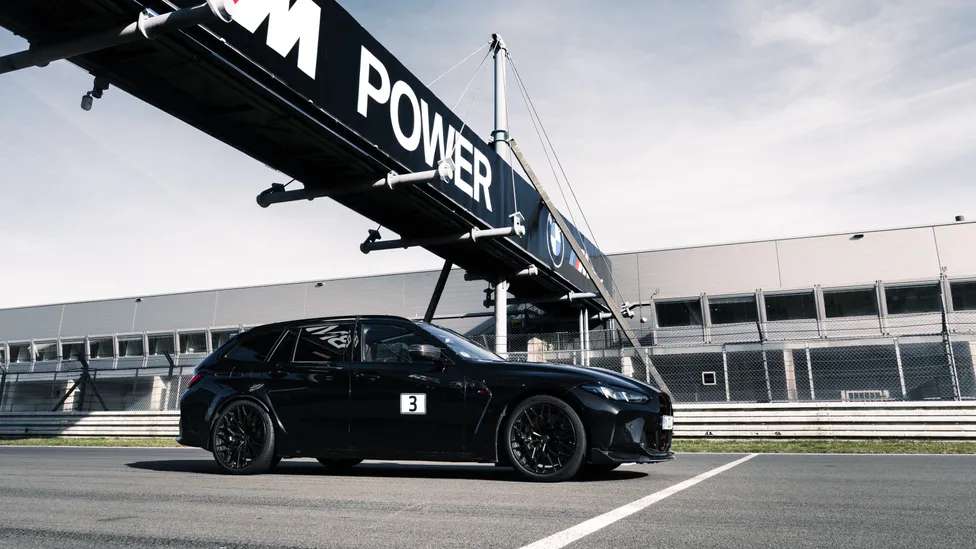 BMW M3 CS Touring arka açı pist görüntüsü