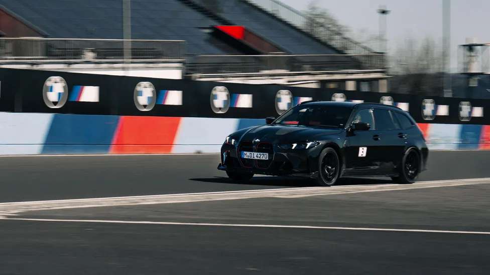 BMW M3 CS Touring arka açı pist görüntüsü