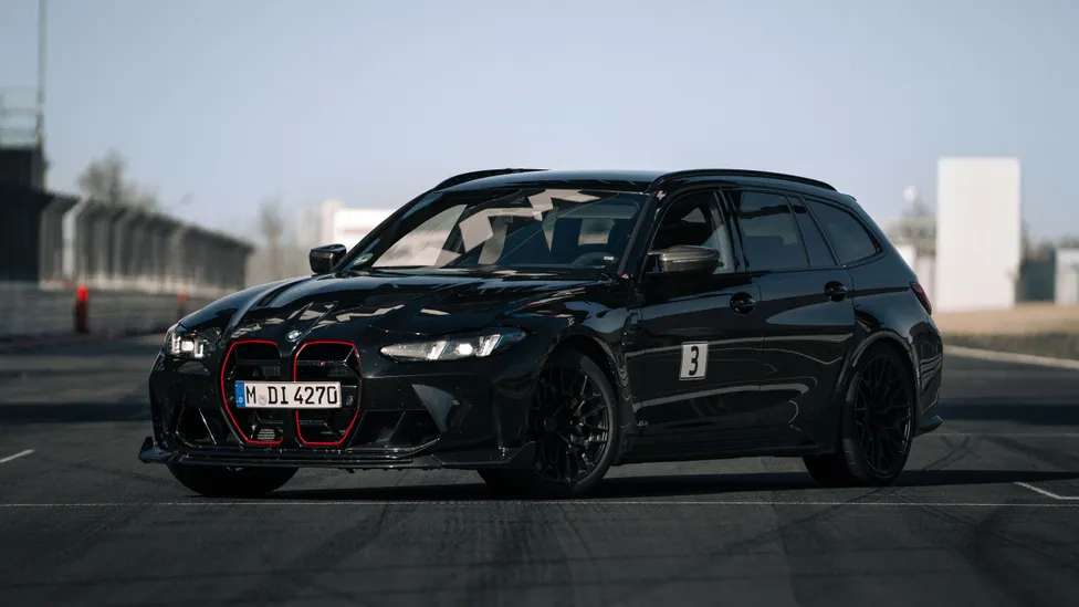BMW M3 CS Touring arka açı pist görüntüsü