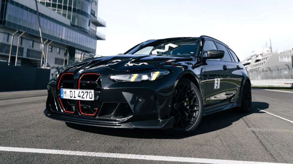 BMW M3 CS Touring arka açı pist görüntüsü