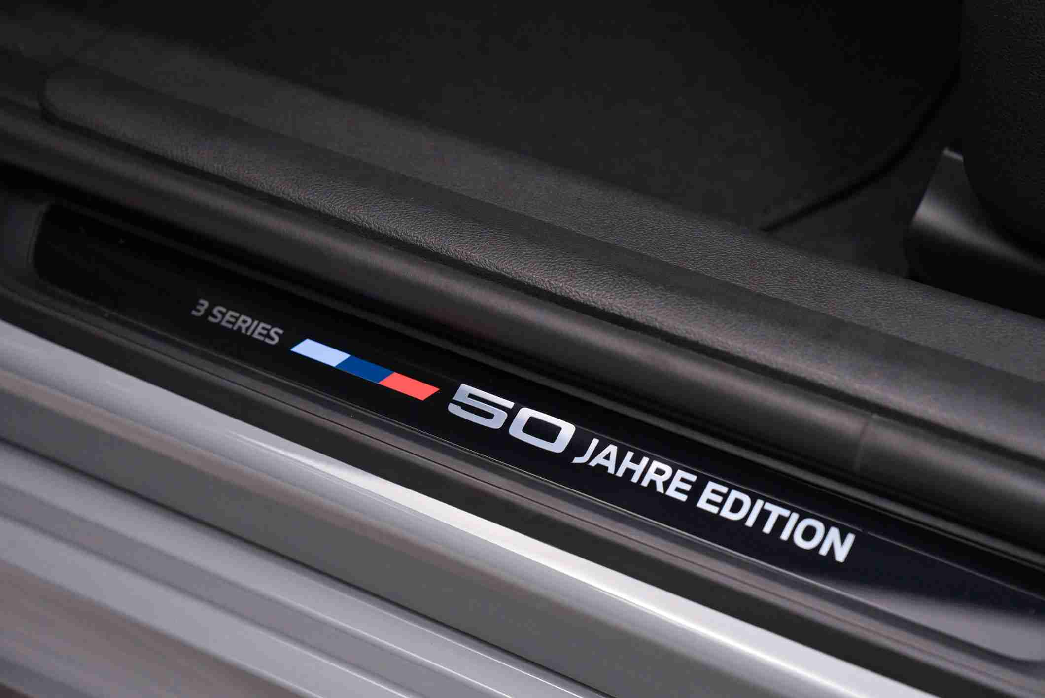 BMW 3 Serisi 50 Jahre Edition iç mekân kapı eşiği