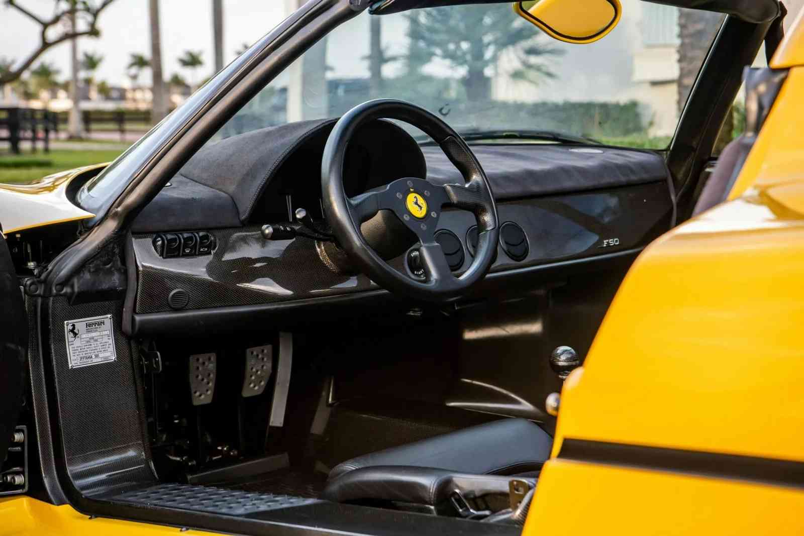 Ferrari F50 Giallo Modena iç görüntüsü