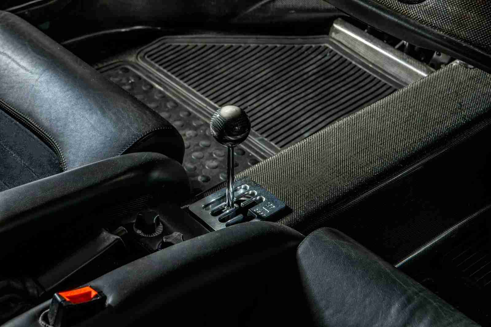 Ferrari F50 Giallo Modena manuel vites topuzu ve karbon detaylar