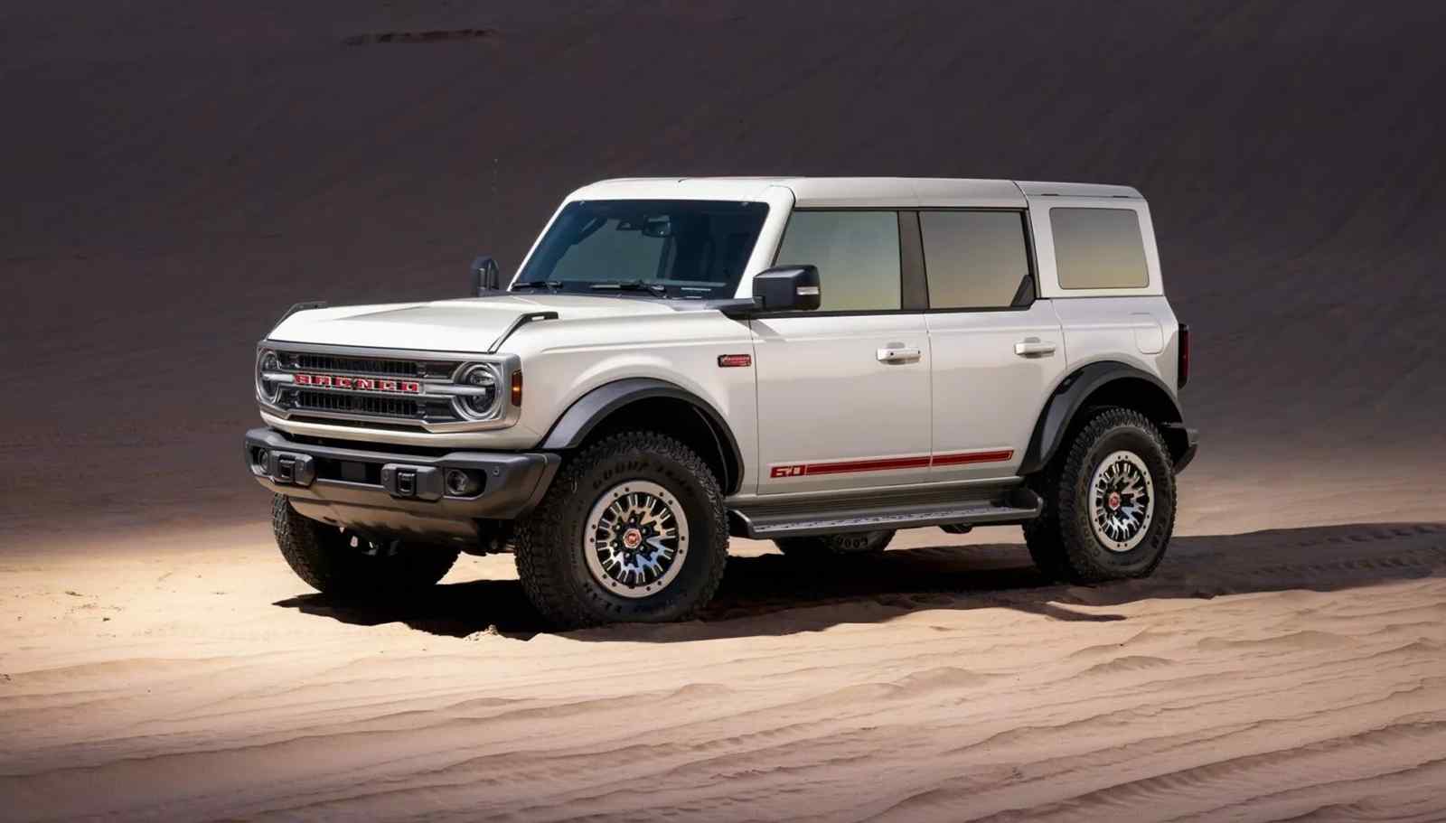2026 Ford Bronco 60th Anniversary Edition – Wimbledon White renkli retro tasarımlı SUV modelinin ön profili