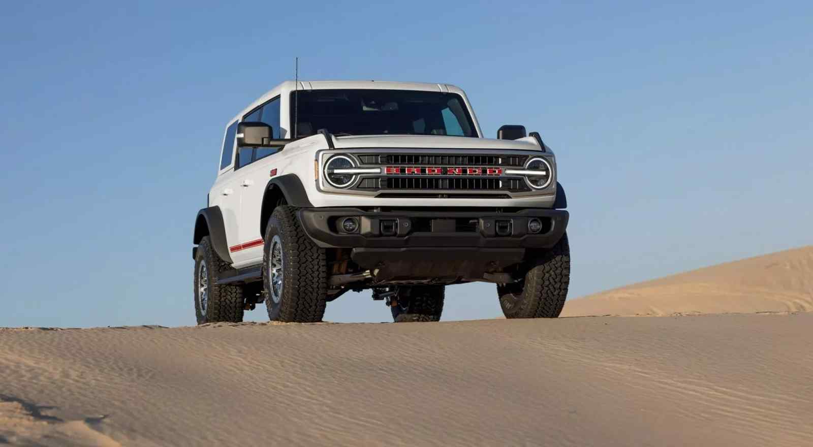 2026 Ford Bronco 60th Anniversary Edition – Wimbledon White renkli retro tasarımlı SUV modelinin ön profili
