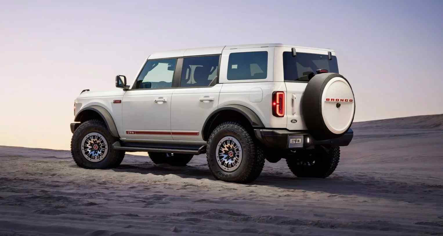 2026 Ford Bronco 60th Anniversary Edition – Wimbledon White renkli retro tasarımlı SUV modelinin arka profili