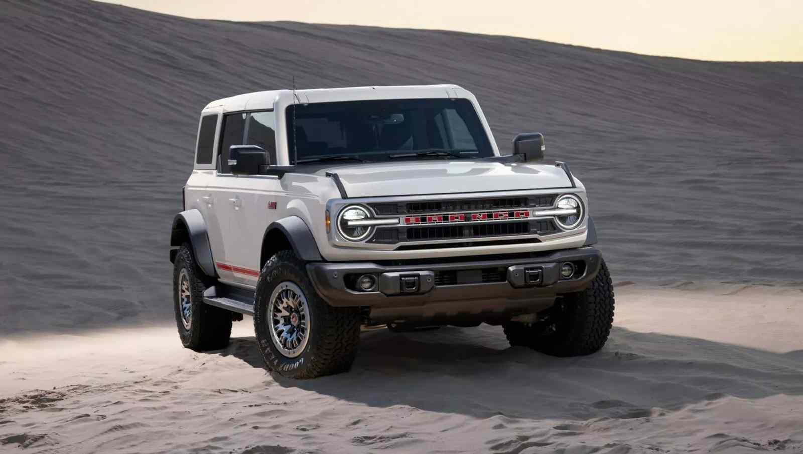 2026 Ford Bronco 60th Anniversary Edition – Wimbledon White renkli retro tasarımlı SUV modelinin ön profili