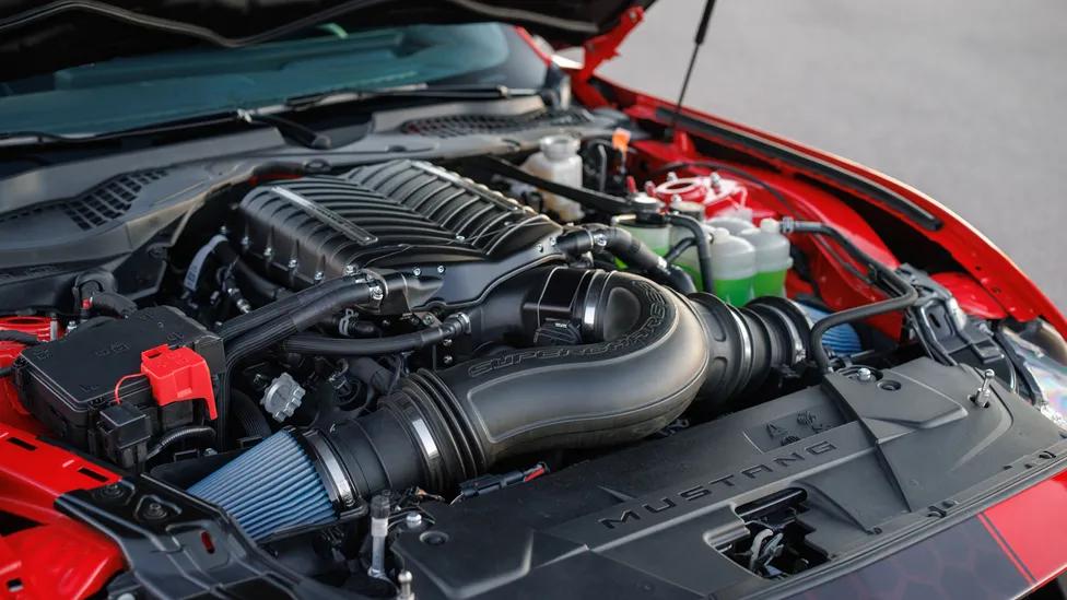 Shelby Super Snake-R Mustang Dark Horse geniş gövdeli 850 beygir motor görünüm