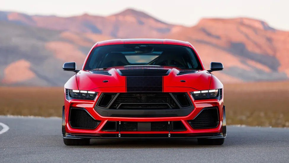 Shelby Super Snake-R Mustang Dark Horse geniş gövdeli 850 beygir gücüyle pistte