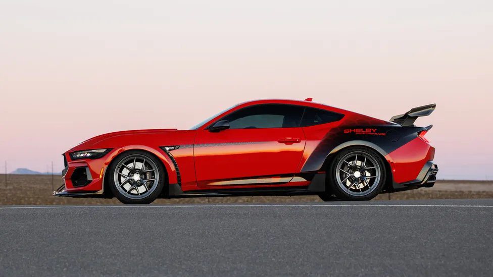 Shelby Super Snake-R Mustang Dark Horse geniş gövdeli 850 beygir gücüyle pistte