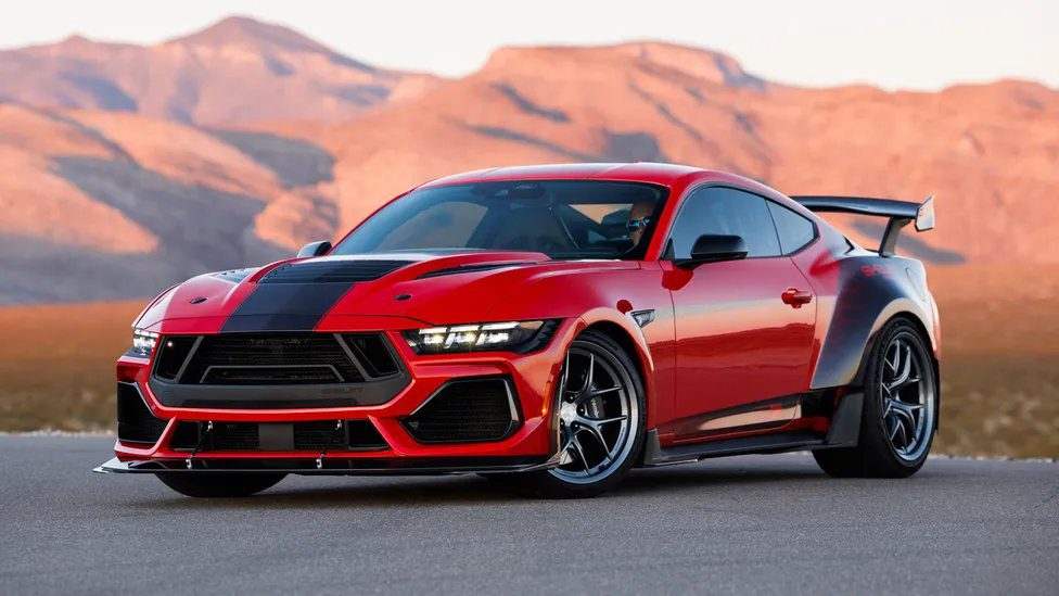 Shelby Super Snake-R Mustang Dark Horse geniş gövdeli 850 beygir gücüyle pistte