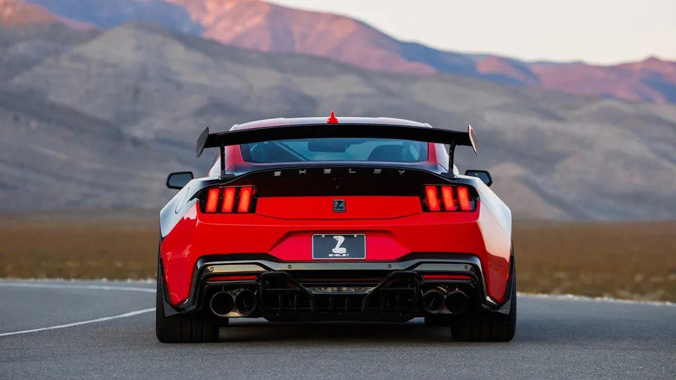 Shelby Super Snake-R Mustang Dark Horse geniş gövdeli 850 beygir gücüyle pistte